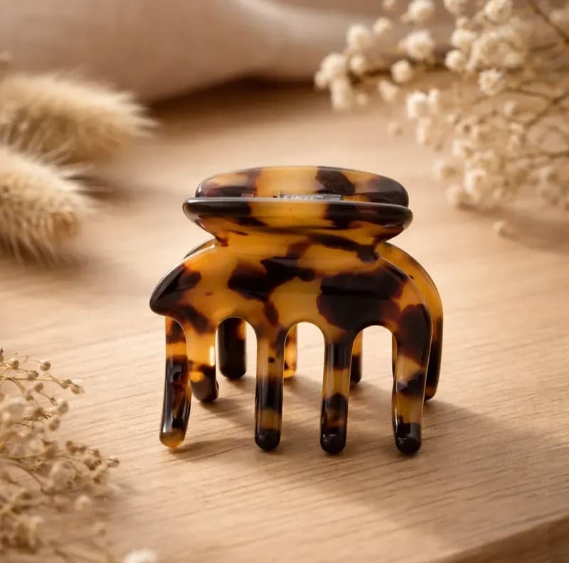 Broche estampado mediano